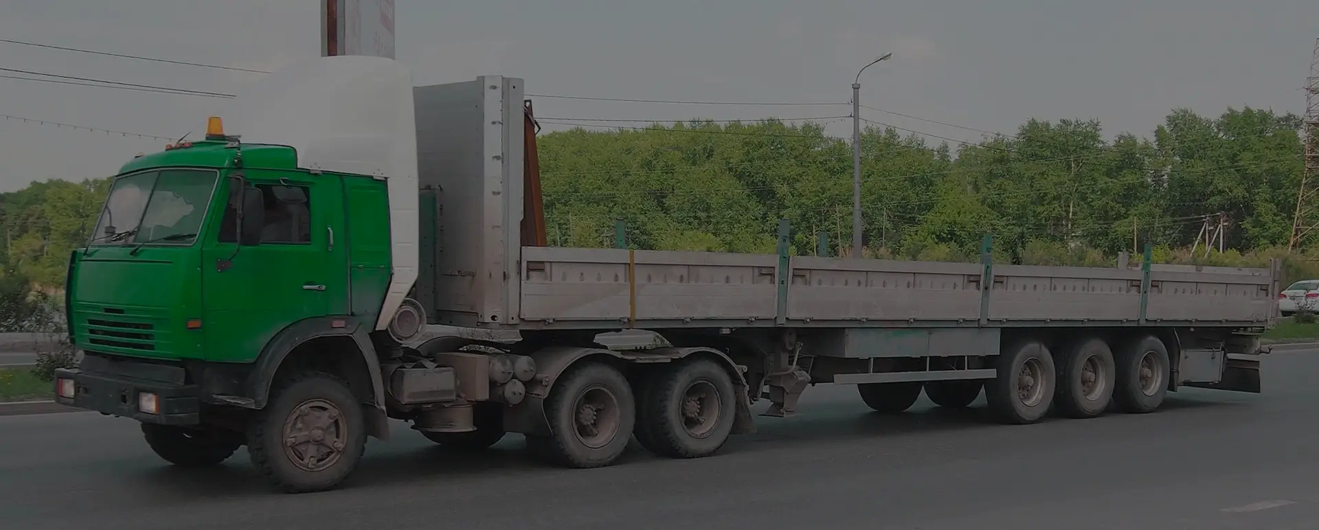 Онлайн калькулятор для расчета международной доставки грузов в рабочем поселке Русская Поляна (Сибирский округ - Омская область) с услугой аренды автотранспорта